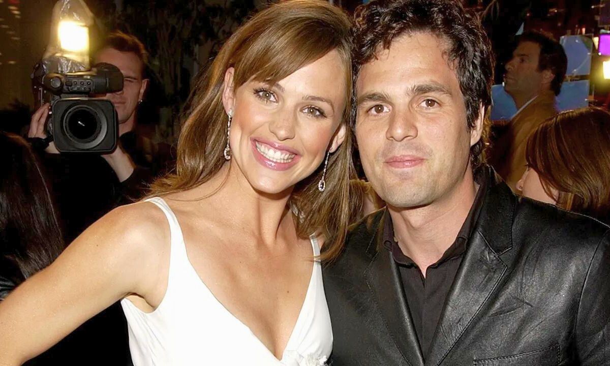 Jennifer Garner pays heartfelt tribute to Mark Ruffalo as he receives a star on the Hollywood Walk of Fame.