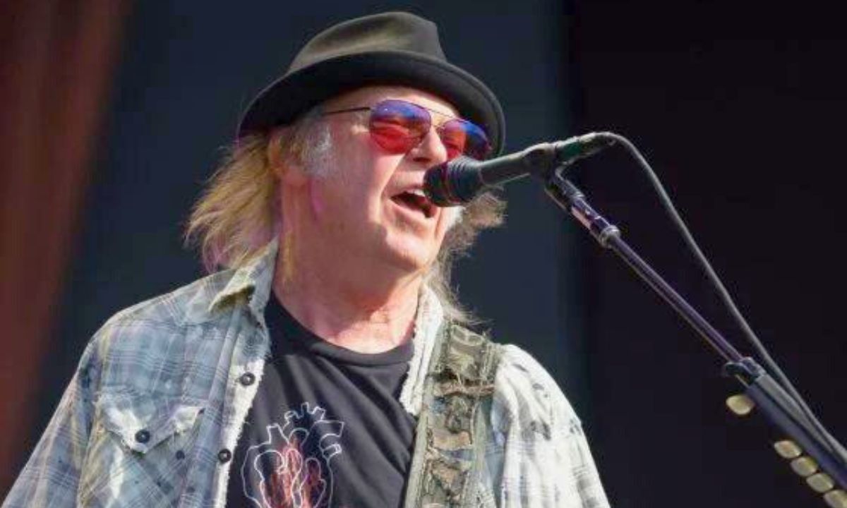 Neil Young & Crazy Horse Announce 'Love Earth' American Tour