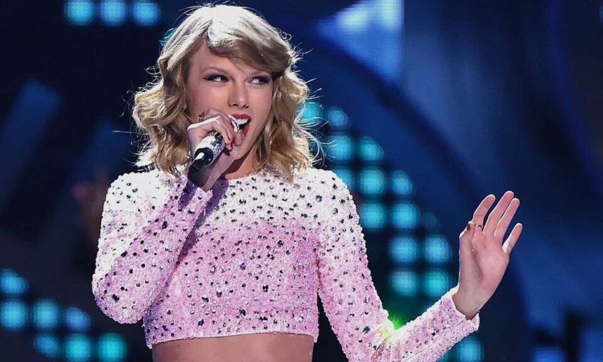 Taylor Swift's Subreddit Celebrates the 'Football' Era: A Phenomenon of Fan Engagement.